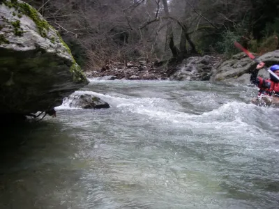 Entrée progressive dans la première gorge, il faut penser à s'arrêter pour repérer la partie prise entre deux parois au cas où il y aurait un arbre mal placé.